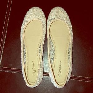 Super cute never been worn off white flats